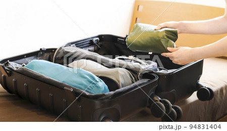 スーツケース　荷物整理　旅行　出張 94831404