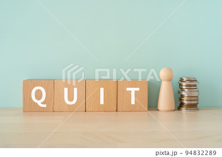 QUITと書かれたブロックと人形とコイン QUITと書かれたブロックと人形とコイン 94832289