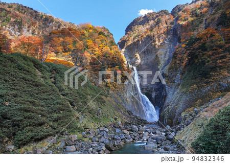 富山県/ 美しい称名滝の紅葉 富山県/ 美しい称名滝の紅葉 94832346