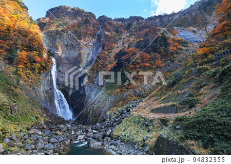 富山県/ 美しい称名滝の紅葉 富山県/ 美しい称名滝の紅葉 94832355