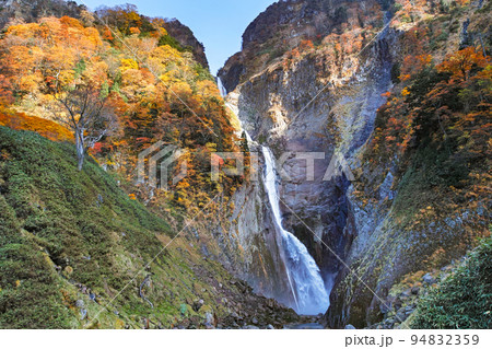 富山県/ 美しい称名滝の紅葉 富山県/ 美しい称名滝の紅葉 94832359