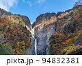 富山県/ 美しい称名滝の紅葉 94832381