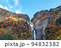 富山県/ 美しい称名滝の紅葉 94832382