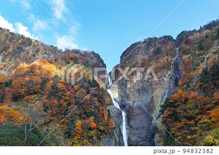 富山県/ 美しい称名滝の紅葉 富山県/ 美しい称名滝の紅葉 94832382