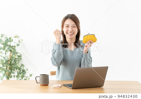 財布 ガッツポーズ 女性 財布 ガッツポーズ 女性 94832430