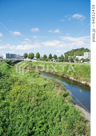 横浜市の鶴見川の光景 横浜市の鶴見川の光景 94832439