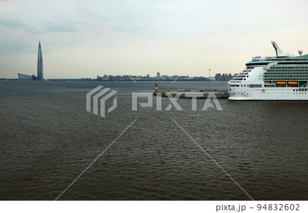 早朝のロシアのサンクトペテルブルク港の港湾風景 早朝のロシアのサンクトペテルブルク港の港湾風景 94832602