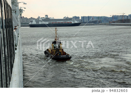 早朝のロシアのサンクトペテルブルク港の港湾風景 94832603