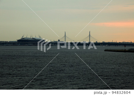 早朝のロシアのサンクトペテルブルクの港湾風景 早朝のロシアのサンクトペテルブルクの港湾風景 94832604