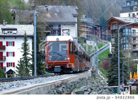 ゴルナーグラート鉄道：山麓のツェルマット始発駅を発車後、すぐ勾配区間にかかる線路 94832866