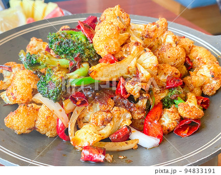 中国シルクロード料理・干鍋菜花(カリフラワーの鉄鍋焼き) 中国シルクロード料理・干鍋菜花(カリフラワーの鉄鍋焼き) 94833191
