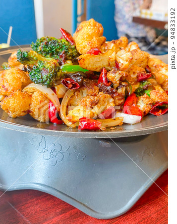 中国シルクロード料理・干鍋菜花(カリフラワーの鉄鍋焼き) 中国シルクロード料理・干鍋菜花(カリフラワーの鉄鍋焼き) 94833192