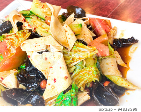 中国東北料理・手撕大拌菜（野菜と干豆腐の甘黒酢和え） 94833599