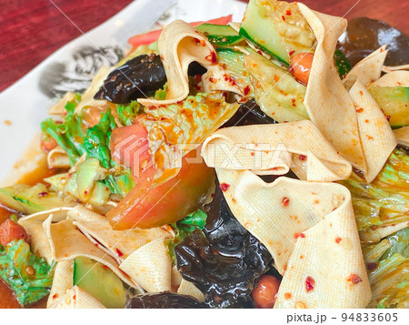 中国東北料理・手撕大拌菜(野菜と干豆腐の甘黒酢和え) 中国東北料理・手撕大拌菜(野菜と干豆腐の甘黒酢和え) 94833605