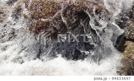 流れ落ちる水 94833697