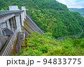 秩父さくら湖　浦山ダム　ダム下の眺め　早朝新緑の風景 94833775