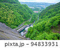 秩父さくら湖　浦山ダム　天端から秩父盆地方面の眺め　早朝新緑の風景 94833931