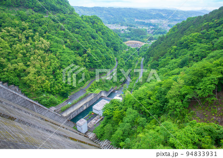 秩父さくら湖 浦山ダム 天端から秩父盆地方面の眺め 早朝新緑の風景 秩父さくら湖 浦山ダム 天端から秩父盆地方面の眺め 早朝新緑の風景 94833931