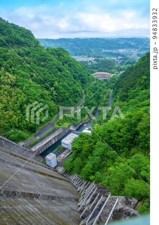 秩父さくら湖　浦山ダム　天端から秩父盆地方面の眺め　早朝新緑の風景 94833932