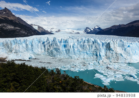 アルゼンチンの世界遺産「ロス・グラシアレス国立公園」。氷河の動きを見学することができる。氷河が次々と 94833938