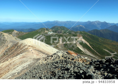 乗鞍岳の最高地点、剣ヶ峰から見た稜線と山頂小屋 94833958
