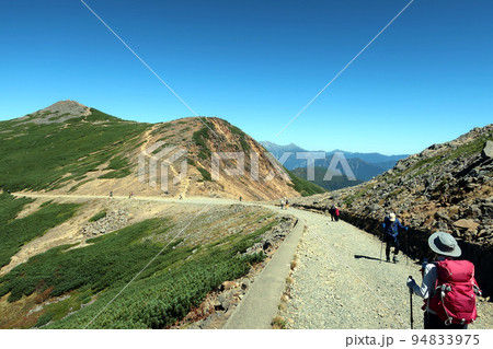 乗鞍岳の富士見岳付近の登山道を歩く登山者 94833975