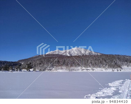 凍結した霊仙寺湖と雪山 94834410