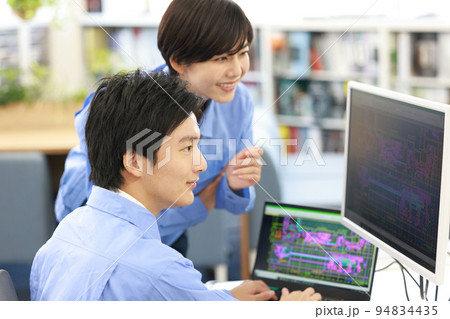 CAD画面を見ながら設計作業を進める男女の設計者_3 94834435