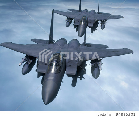 プラモデル マクドネル・ダグラス F-15E ストライクイーグル2機の編隊飛行 正面 空バック 94835301
