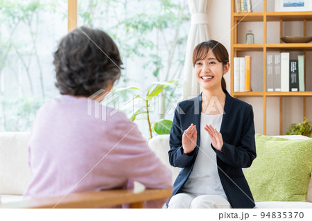 シニアの女性に営業する若いビジネスウーマン　 94835370