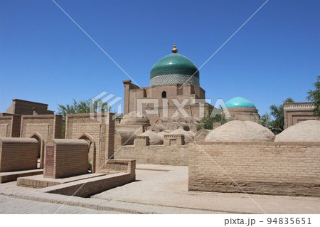 世界遺産　青空のヒヴァの廟　　ウズベキスタン 94835651