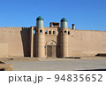 世界遺産　ヒヴァの北門と城壁　　ウズベキスタン 94835652