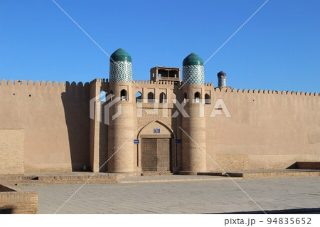 世界遺産　ヒヴァの北門と城壁　　ウズベキスタン 94835652