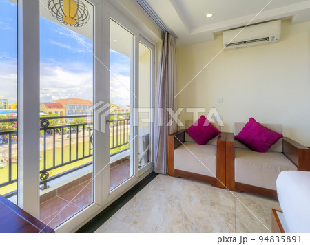 ベトナム・ホイアン 川沿いの景観を望むホテル客室 / Hoi An, Vietnam 94835891