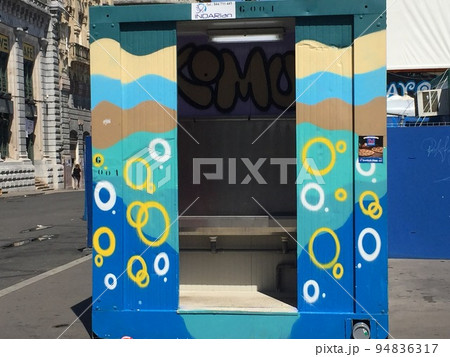 スペインの公衆トイレ 94836317