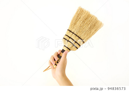 ほうきを持った子供の手 94836573