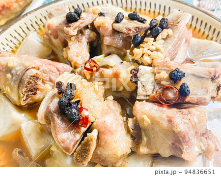 中国家庭料理・豆豉蒸排骨芋头（スペアリブと里芋の豆鼓蒸し）） 94836651