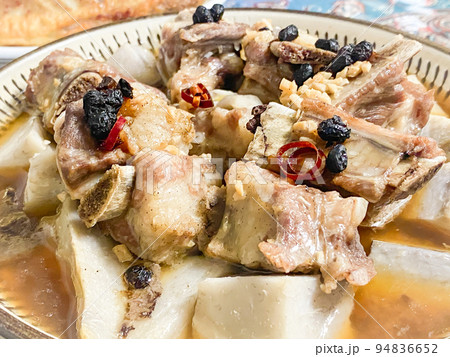 中国家庭料理・豆豉蒸排骨芋头（スペアリブと里芋の豆鼓蒸し）） 94836652