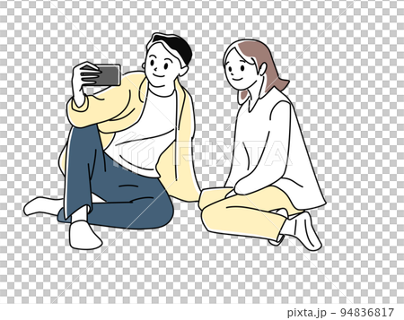 地面に座ってスマホを見ているカップル 94836817