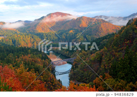 秘境の渓谷紅葉 秘境の渓谷紅葉 94836829