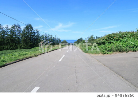天に続く道 北海道斜里町峰浜の直線道路 94836860