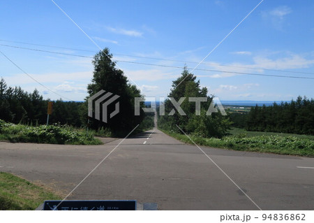 天に続く道 北海道斜里町峰浜の直線道路 94836862
