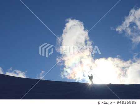 スキーヤー青空バック　太陽とのシルエット 94836988