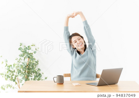 女性 ストレッチ 女性 ストレッチ 94837049