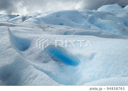 アルゼンチン・パタゴニア地方の代表的な氷河、ペリートモレノ氷河。氷河の上をトレッキングすることができ 94838763