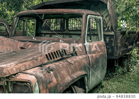 Old vintage truck car wreck used to transport ore from the mine to the steelworks. 94838830