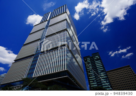 赤坂・紀尾井町の都市風景　赤坂見附　紀尾井町（快晴、そびえたつオフィスビル） 94839430