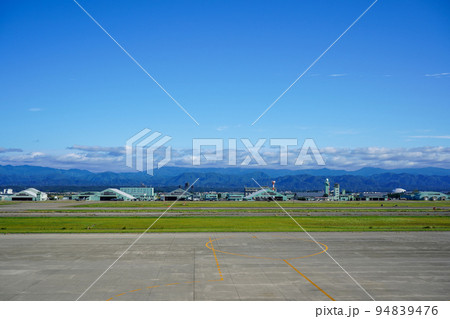 民間機と滑走路を共用する航空自衛隊小松基地｜石川県小松市 94839476
