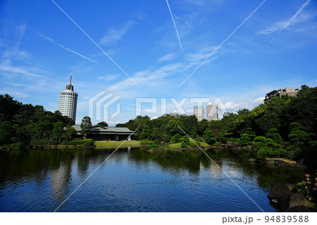 近代的なビルの中に拡がる海浜幕張の日本庭園・見浜園(千葉市美浜区) 近代的なビルの中に拡がる海浜幕張の日本庭園・見浜園(千葉市美浜区) 94839588