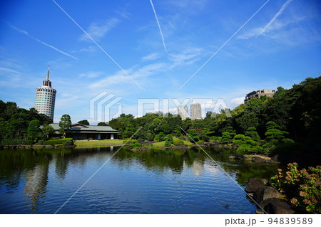 近代的なビルの中に拡がる海浜幕張の日本庭園・見浜園(千葉市美浜区) 近代的なビルの中に拡がる海浜幕張の日本庭園・見浜園(千葉市美浜区) 94839589